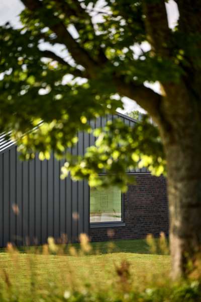 Fortid og fremtid mødes i stålbeklædte rækkehuse med historie i baghaven, Jernaldervej 8, 8600 Silkeborg